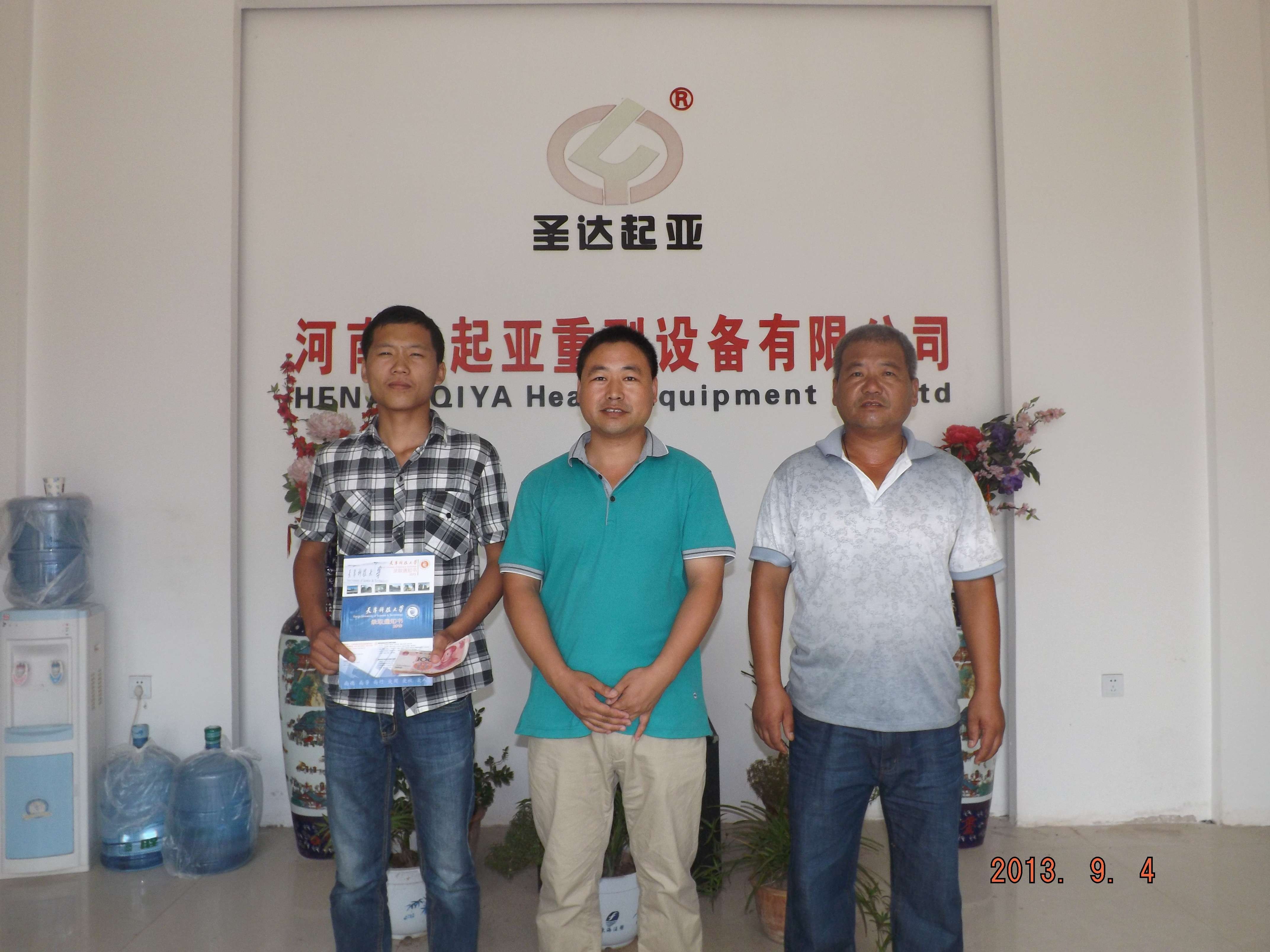 公司總經(jīng)理趙鋒捐資助學(xué)，資助大學(xué)生新生上學(xué)